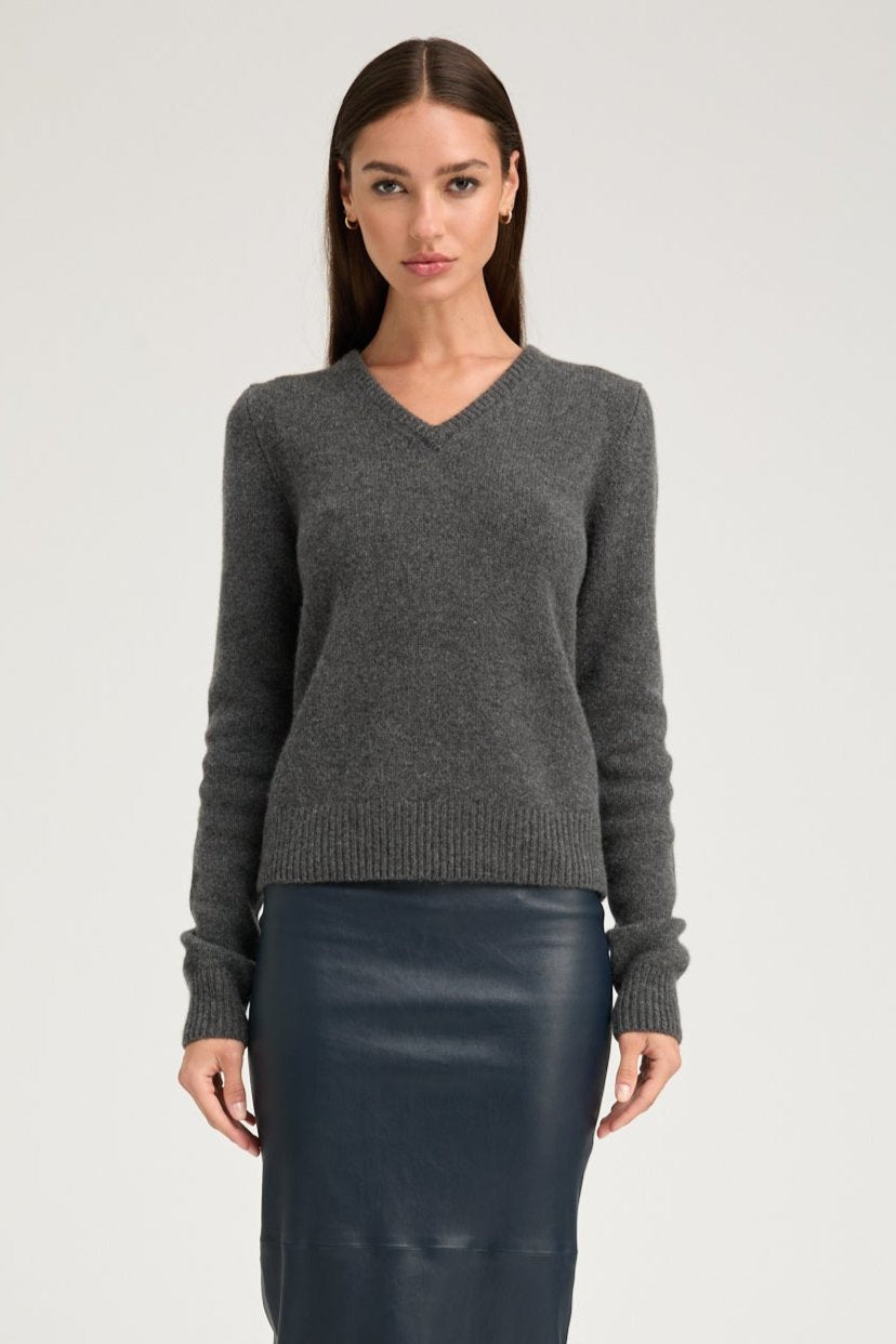 V NECK SWEATER CHARCOAL – SPRWMN - Main Image