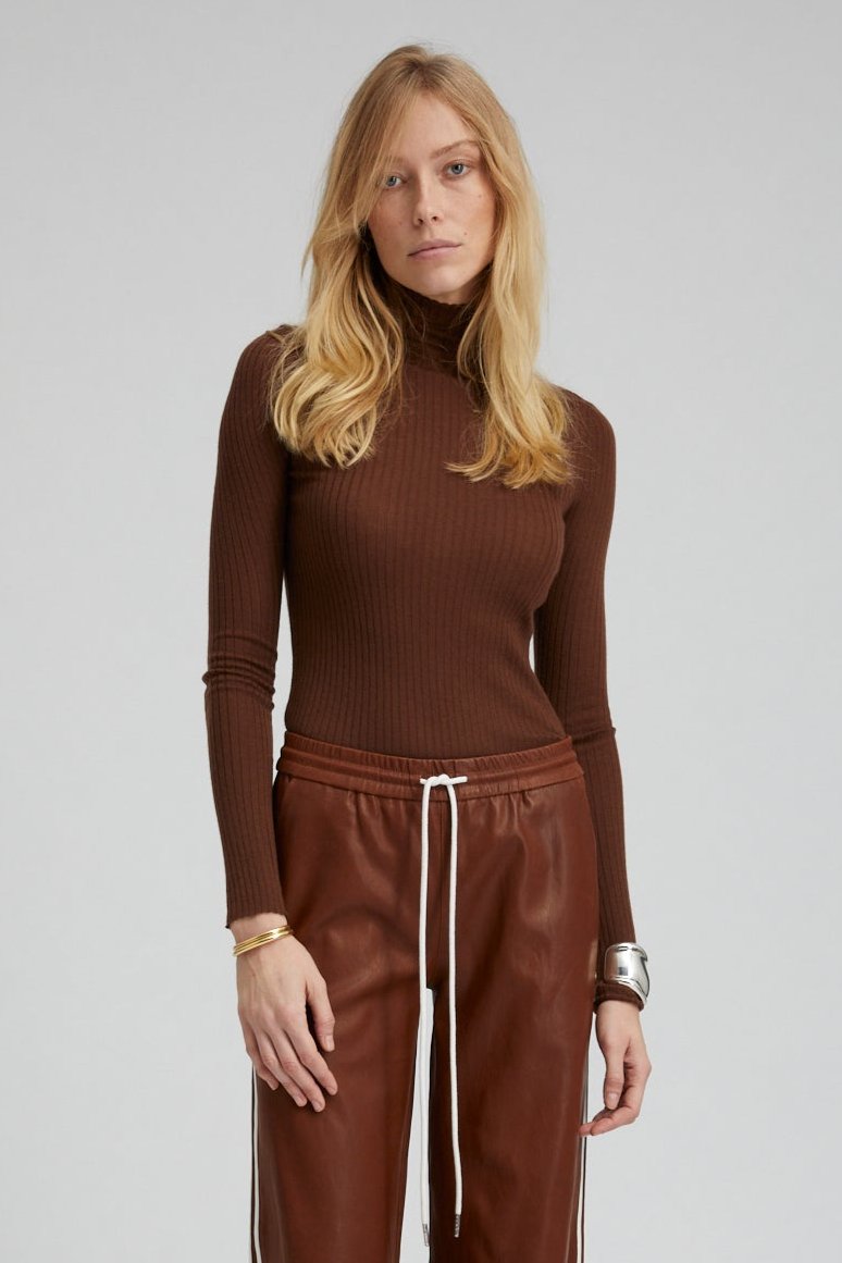 MOCK NECK TOP CHOCOLATE – SPRWMN