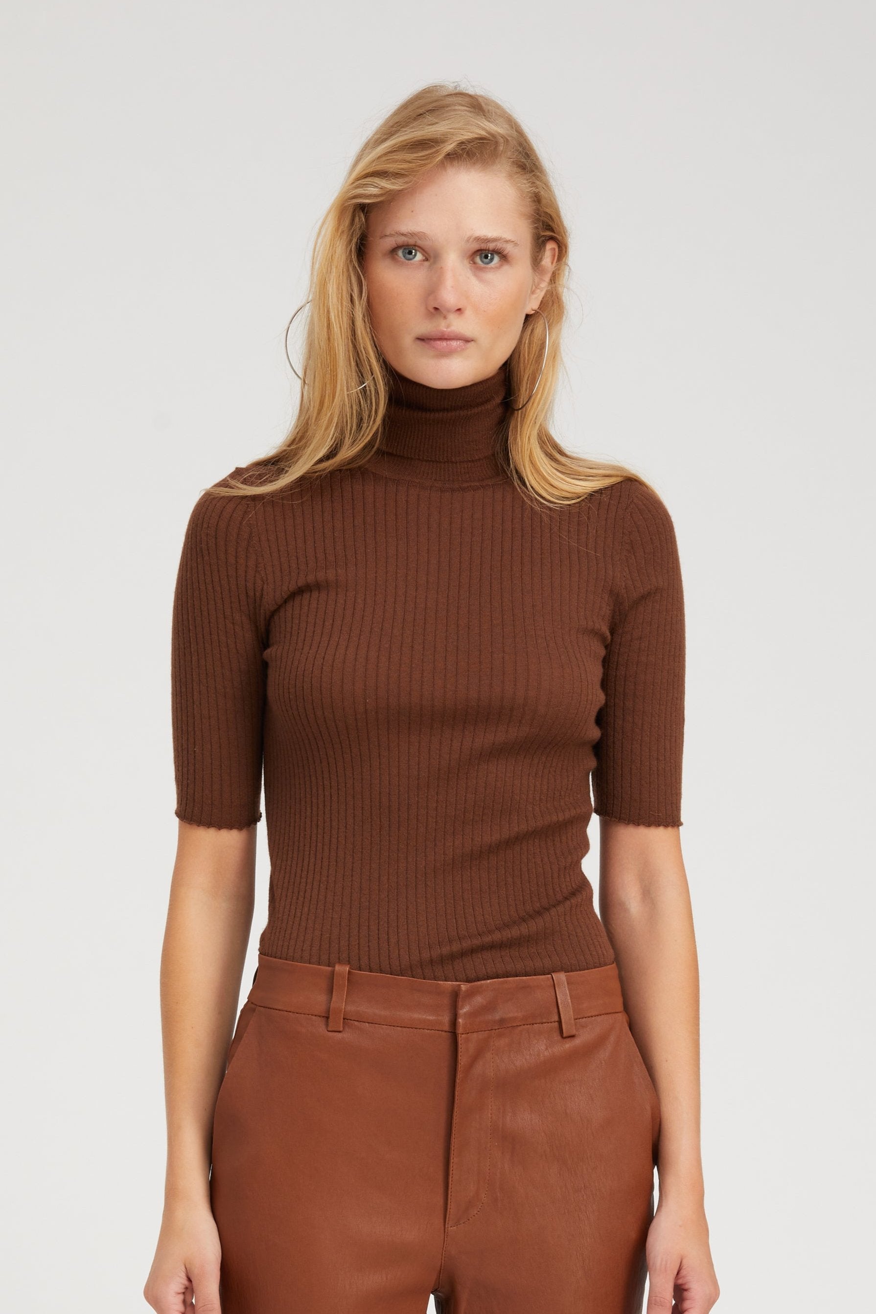 SHORT SLEEVE TURTLE NECK TOP CHOCOLATE – SPRWMN